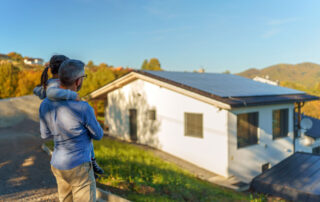 casa con paneles solares